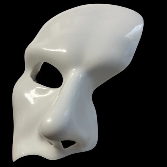 White and Black Theatrical Masks - Picture 6 of 6